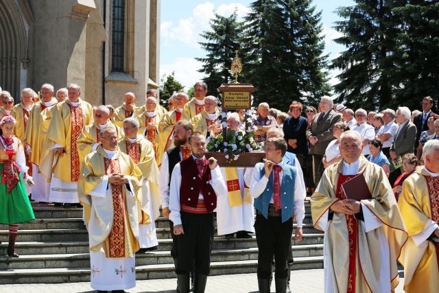 Poświęcenie pomnika św. abp. Bilczewskiego w Wilamowicach