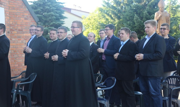 Klerycy na pielgrzymce w Zabawie.