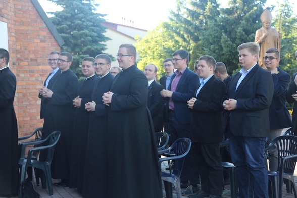 Klerycy na pielgrzymce w Zabawie.
