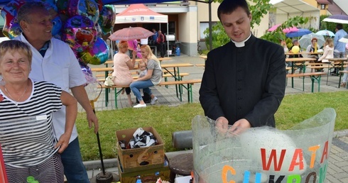 Ksiądz na wozie strażackim