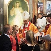 Na ręce księży biskupów mieszkańcy diecezji składali swoje świadectwa doświadczenia Bożego Miłosierdzia w czasie peregrynacji