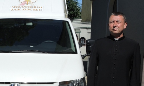 Kustosz Znaków Miłosierdzia przejechał 4 tys. km za kierownicą auta-kaplicy