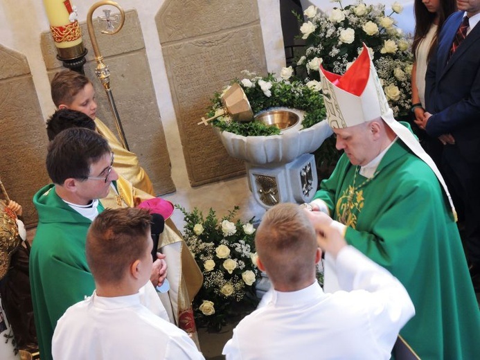 Pobłogosławienie nowej chrzcielnicy w Simoradzu