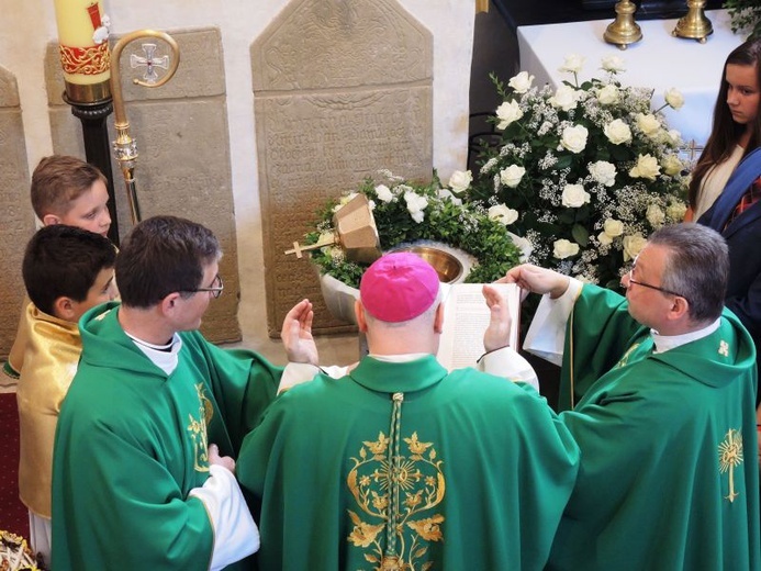 Pobłogosławienie nowej chrzcielnicy w Simoradzu