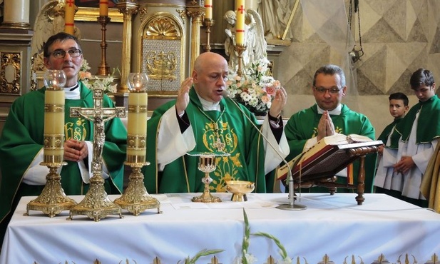 Od lewej ks. proboszcz Krzysztof Moskal, bp Piotr Greger i ks. Sławomir Zawada