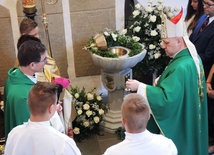 Bp Piotr Greger pobłogosławił nową chrzcielnicę simoradzką
