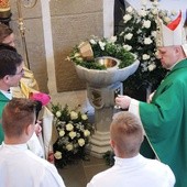 Bp Piotr Greger pobłogosławił nową chrzcielnicę simoradzką