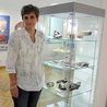 Beata Ceynowa, kurator wystawy „Każdy krok zostawia ślad”. Na jej potrzeby muzealnicy pieczołowicie zrekonstruowali 70 sztuk obuwia z czasów  od końca XII do XVIII w. 
