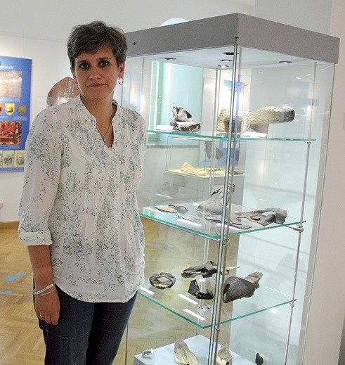 Beata Ceynowa, kurator wystawy „Każdy krok zostawia ślad”. Na jej potrzeby muzealnicy pieczołowicie zrekonstruowali 70 sztuk obuwia z czasów  od końca XII do XVIII w. 