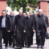 	Ks. Guido Marini  (czwarty od lewej) odwiedził m.in. sanktuarium  Bożego Miłosierdzia.
