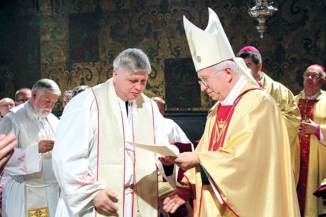 Ordynariusz łowicki wręcza dekrety przedstawicielom zgromadzeń zakonnych. 