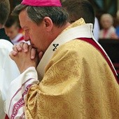 	Zachęcamy wszystkich czytelników do modlitwy za pasterza kościoła wrocławskiego, który nie raz podkreślał, że codziennie obejmuje modlitwą całą archidiecezję.