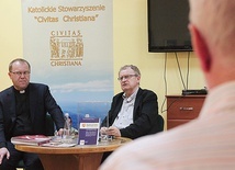 – KNS to integralna część nauki Kościoła – mówi ks. G. Sokołowski (z lewej).