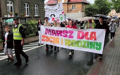 Marsz łączy różne środowiska i parafie.