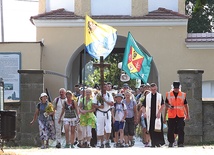 Przywrócona przed kilku laty możliwość pieszego wędrowania na odpust cieszy się zainteresowaniem wiernych.