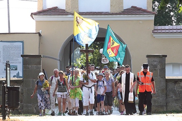 Przywrócona przed kilku laty możliwość pieszego wędrowania na odpust cieszy się zainteresowaniem wiernych.