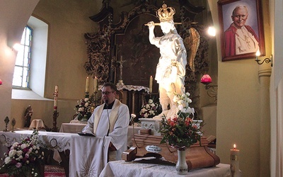 Przepiękna figura odwiedziła już w Polsce prawie 500 parafii.