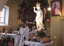 Przepiękna figura odwiedziła już w Polsce prawie 500 parafii.