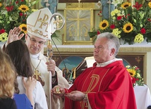 Bp Marek Mendyk udzielił sakramentu bierzmowania kilkudziesięciu osobom, w większości młodzieży,  ale także dorosłym.