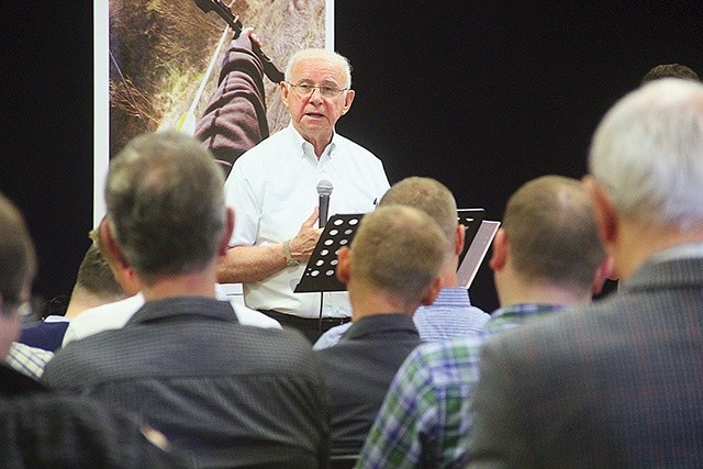 Donald Turbitt w ciągu trzech dni spotkał się pięć razy  na nauczaniu głoszonym do mężczyzn.