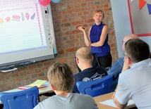 Materiał omawiany na zajęciach jest także zamieszczony  na stronie: akademickie-gimnazjum.pl w zakładce ŚDM  – kurs hiszpańskiego.