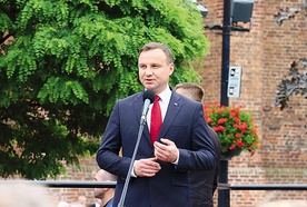 ▲	W Kwidzynie prezydent Duda złożył kwiaty pod tablicą upamiętniającą ofiary katastrofy smoleńskiej, zwiedził katedrę pw. św. Jana Ewangelisty oraz muzeum zamkowe. Zobaczył także Kryptę Wielkich Mistrzów.