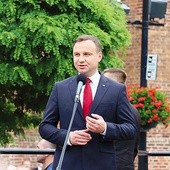 ▲	W Kwidzynie prezydent Duda złożył kwiaty pod tablicą upamiętniającą ofiary katastrofy smoleńskiej, zwiedził katedrę pw. św. Jana Ewangelisty oraz muzeum zamkowe. Zobaczył także Kryptę Wielkich Mistrzów.