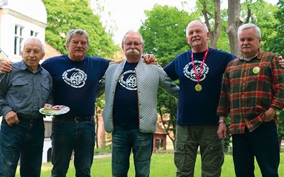 ▼ 	Od lewej stoją:  Benedykt Żyto, Zygmunt S. Tadrowski, Mirosław Pasewicz, Janusz Proniewicz, Janusz B. Rapkiewicz.