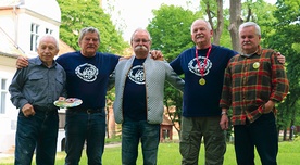 ▼ 	Od lewej stoją:  Benedykt Żyto, Zygmunt S. Tadrowski, Mirosław Pasewicz, Janusz Proniewicz, Janusz B. Rapkiewicz.