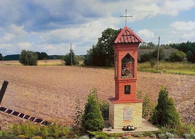 ►	20 czerwca 2011 roku  przy drodze nr 7 postawiono kapliczkę, która przypomina o najsłynniejszym aresztowaniu epoki PRL.
