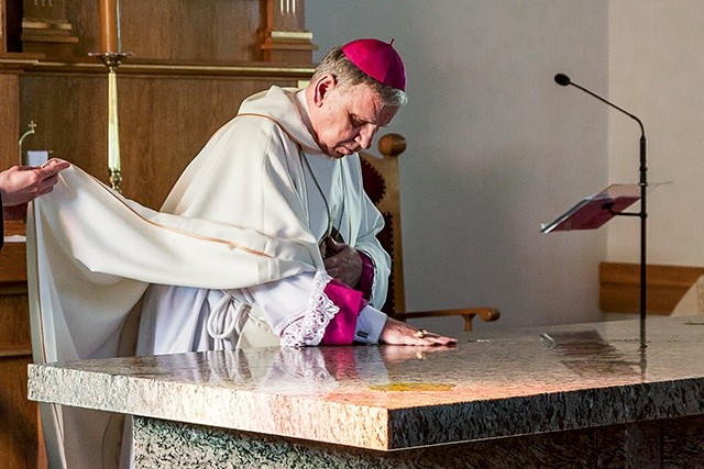 Bp Jan Kopiec namaszcza świętym olejem ołtarz, w którym chwilę wcześniej umieścił relikwie św. Brata Alberta.