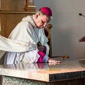 Bp Jan Kopiec namaszcza świętym olejem ołtarz, w którym chwilę wcześniej umieścił relikwie św. Brata Alberta.