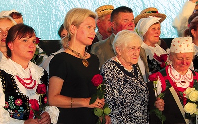 Dyrektor Aneta Oborny (druga z lewej) wśród laureatów.