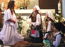 Przedstawienie zachęcało dzieci do udziału w nabożeństwach różańcowych.