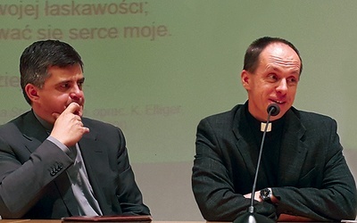 Ks. Bartłomiej Kuźnik  (z lewej) i ks. Janusz Wilk.