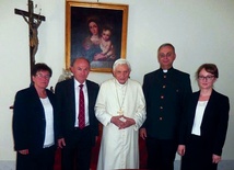 Rodzina Messererów i ks. Richard Simon z papieżem emerytem Benedyktem XVI po rodzinnym obiedzie. 