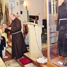 Wierni w Słupsku i Pile mogli uczcić relikwie św. o. Pio przez ucałowanie relikwiarza.