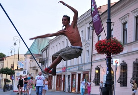 Największe emocje co roku wzbudzają pokazy slacklinerów