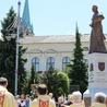 Pomnik stanął w centrum wilamowickiego rynku, przed pierwszą Ochronką św. Anny