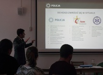 Policjant instruował wolontariuszy