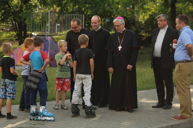 Abp Wiktor Skworc na osiedlu Kaufhaus