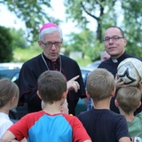 Abp Wiktor Skworc na osiedlu Kaufhaus