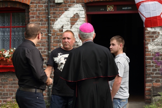 Abp Wiktor Skworc na osiedlu Kaufhaus