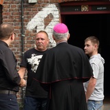 Abp Wiktor Skworc na osiedlu Kaufhaus