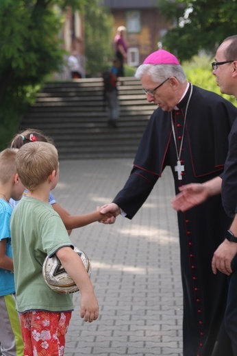 Abp Wiktor Skworc na osiedlu Kaufhaus