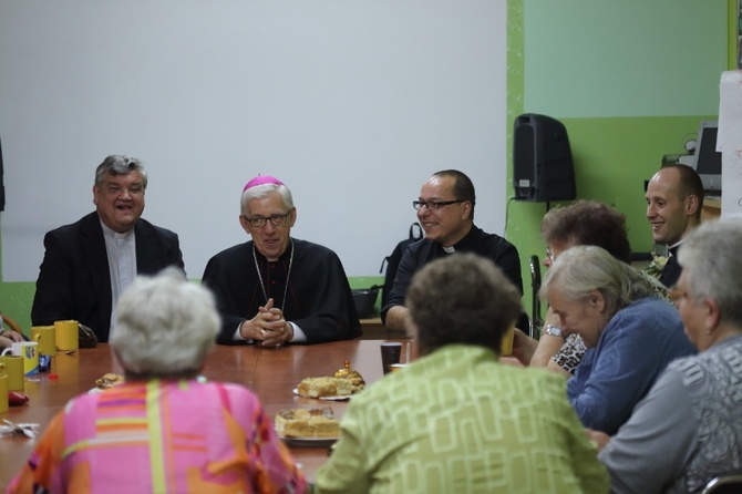 Abp Wiktor Skworc na osiedlu Kaufhaus