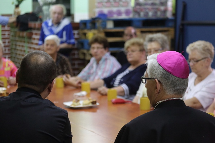 Abp Wiktor Skworc na osiedlu Kaufhaus