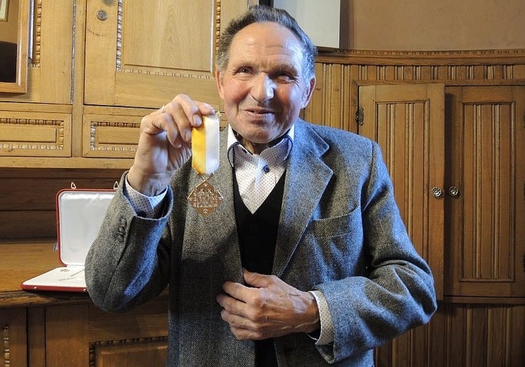 Bronisław Mydlarz - z papieskim medalem