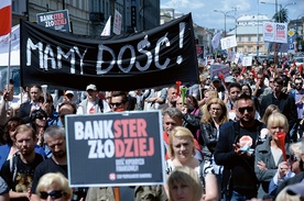 Frankowicze są dobrze zorganizowani i wywierają duży  nacisk na rządzących.  Czy to zapewni im sukces w sporze z bankami?