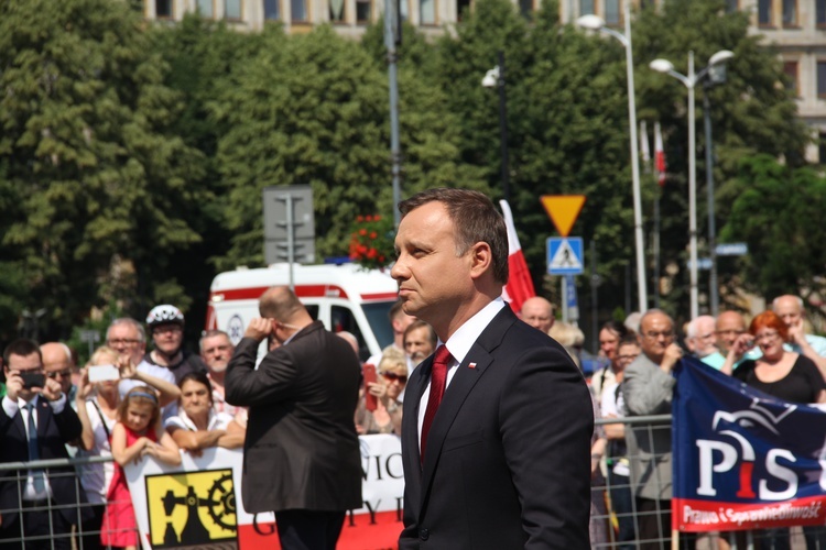 Prezydent Andrzej Duda składa wieniec przed pomnikiem W. Korfantego w Katowicach